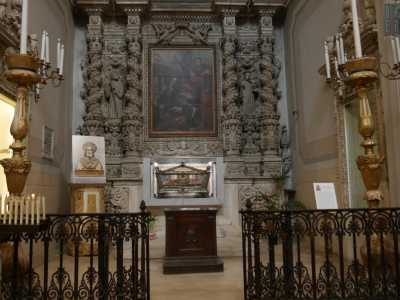 Sulla sinistra due cappelle comunicanti custodiscono reliquie di don Tonino Bello, ex vescovo locale e San Corrado di Baviera, patrono della citt�